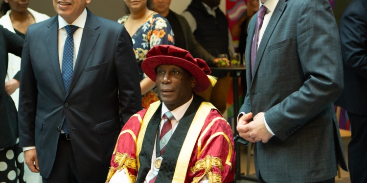 رئيس الجامعة البريطانية في مصر يشارك في حفل تنصيب الرئيس الشرفي لجامعة شيفيلد هالام