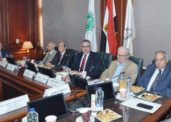 «تجارة عين شمس» تناقش برامج جديدة بالغة الإنجليزية «ساعات معتمدة»