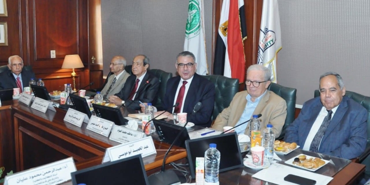 «تجارة عين شمس» تناقش برامج جديدة بالغة الإنجليزية «ساعات معتمدة»