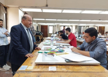 نائب رئيس جامعة القاهرة اثناء تفقد الامتحانات