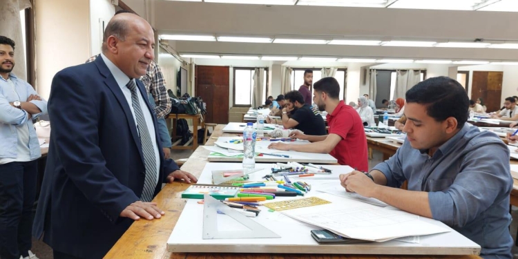 نائب رئيس جامعة القاهرة اثناء تفقد الامتحانات