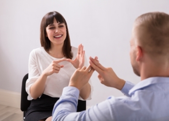 لغة بلا كلمات: كيف تلعب لغة الجسد دور البطولة في التواصل مع ضعاف السمع