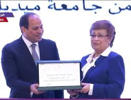 الرئيس السيسى يكرم نوال الدجوى او ماما نوال 