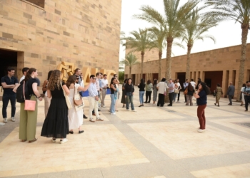 الأمريكية تستضيف طلاب من هارفارد