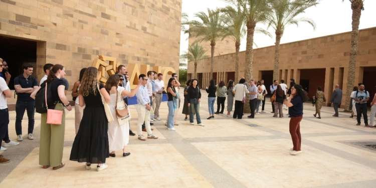 الأمريكية تستضيف طلاب من هارفارد