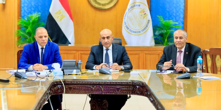 الثانوية العامة 2025.. "عبداللطيف" يواصل متابعة الامتحانات من غرف العمليات وكاميرات المراقبة