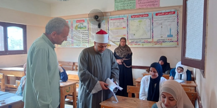 «الجنيدي» يواصل جولاته التفقدية لامتحانات الشهادة الثانوية الأزهرية بإدارة هيهيا