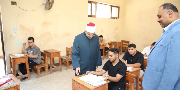 رئيس جامعة الأزهر يتفقد لجان امتحانات الشهادة الثانوية الأزهرية بمعهد الدكتور طلعت السيد بمدينة نصر