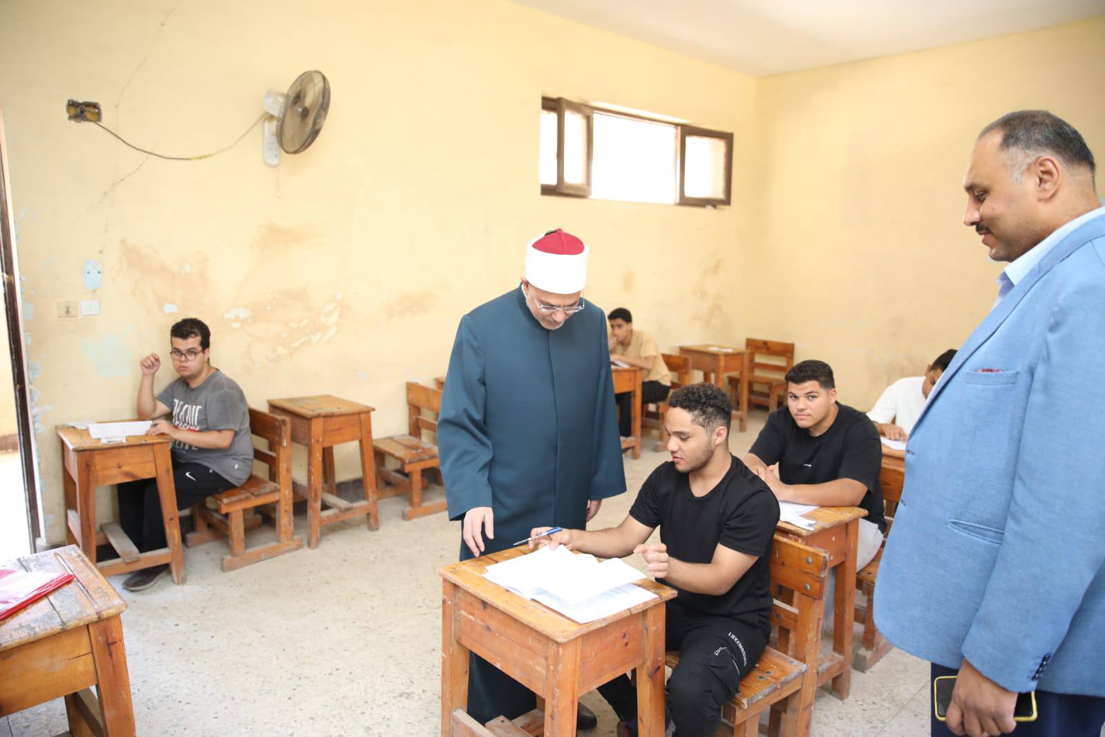 رئيس جامعة الأزهر يتفقد لجان امتحانات الشهادة الثانوية الأزهرية بمعهد الدكتور طلعت السيد بمدينة نصر