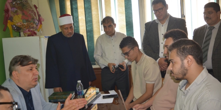 نائب رئيس جامعة الأزهر للوجه القبلي يتفقد امتحانات كلية طب الأسنان بأسيوط