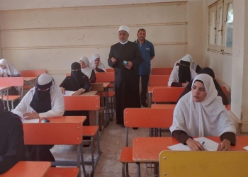 رئيس الإدارة المركزية لشؤون التعليم يتابع أعمال امتحانات الشهادة الثانوية الأزهرية بقنا