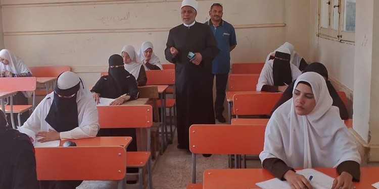رئيس الإدارة المركزية لشؤون التعليم يتابع أعمال امتحانات الشهادة الثانوية الأزهرية بقنا