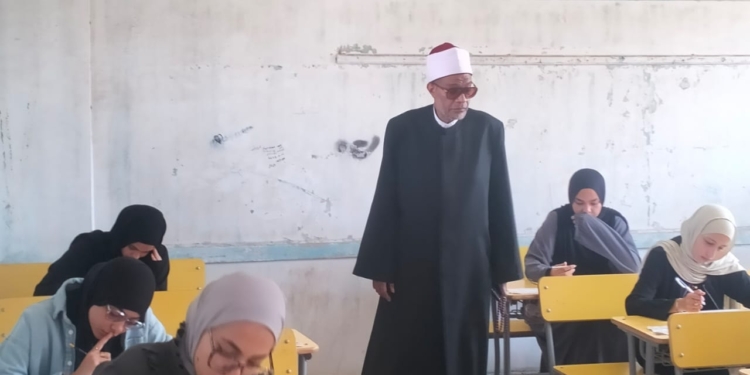 الثانوية الأزهرية 2025: رئيس الإدارة المركزية لشؤون المناطق والخدمات يتفقد أعمال الامتحانات بالقاهرة