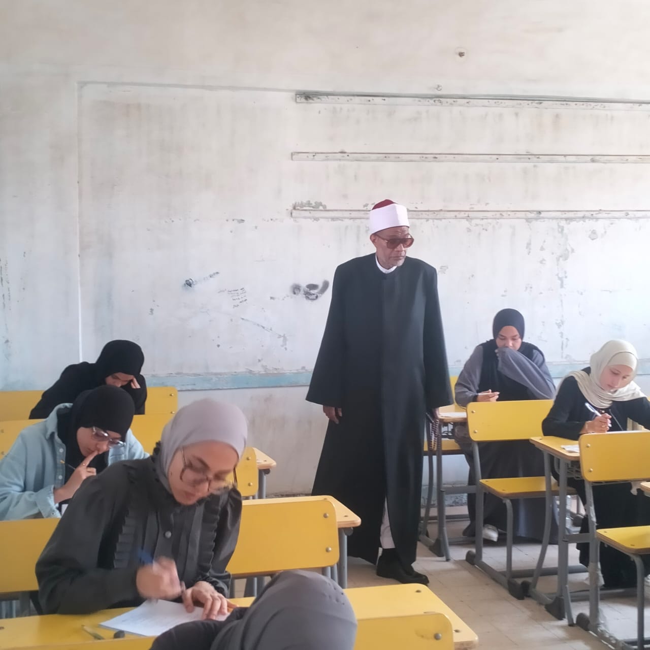 الثانوية الأزهرية 2025: رئيس الإدارة المركزية لشؤون المناطق والخدمات يتفقد أعمال الامتحانات بالقاهرة