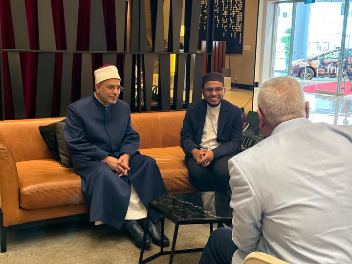 رئيس جامعة الأزهر يشارك في اجتماع اللجنة الاستشارية لإنشاء الجامعة الإسلامية بسنغافورة