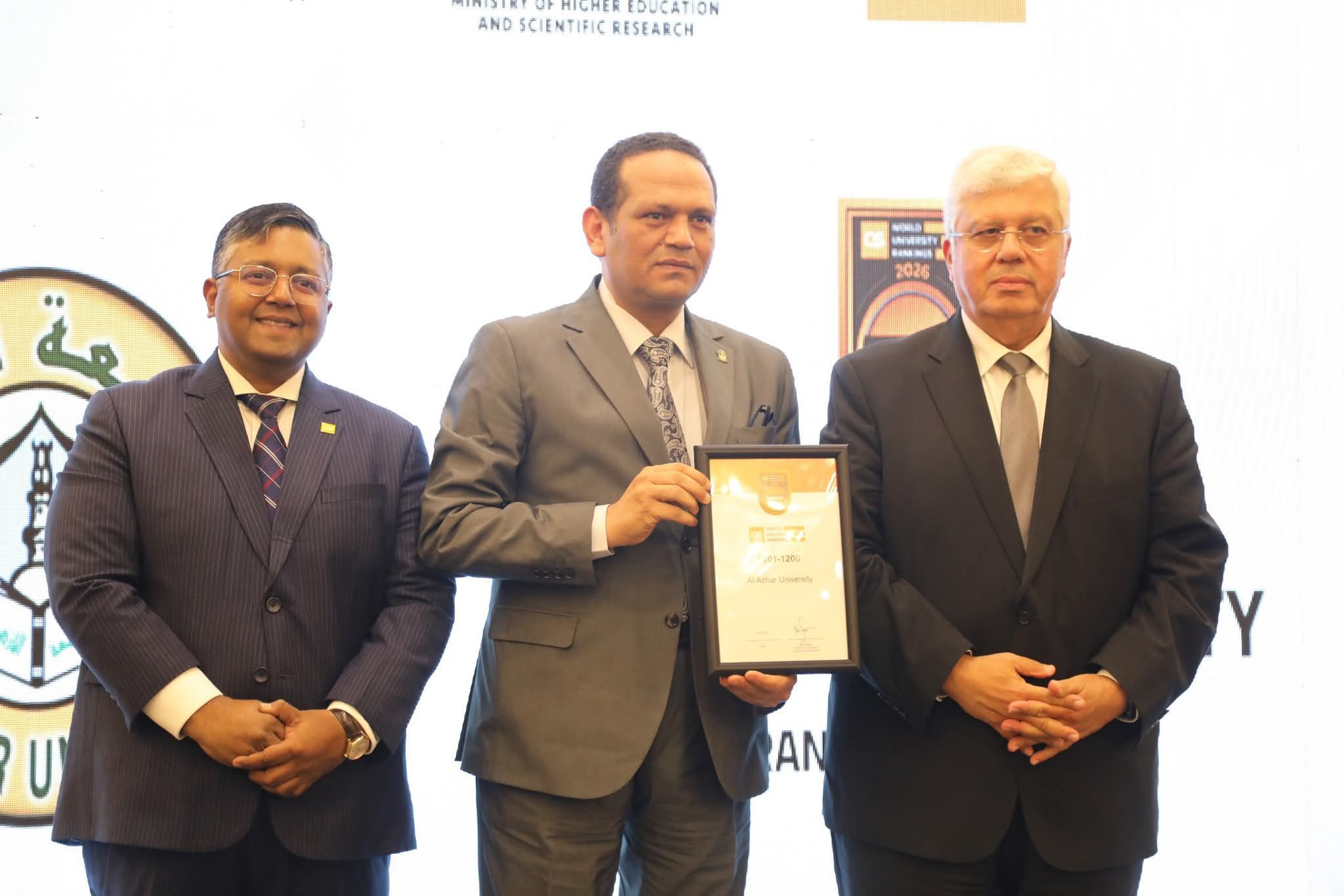 وزير التعليم العالي يكرِّم جامعة الأزهر لتقدمها في تصنيف QS ضمن أفضل 1200 جامعة على مستوى العالم 