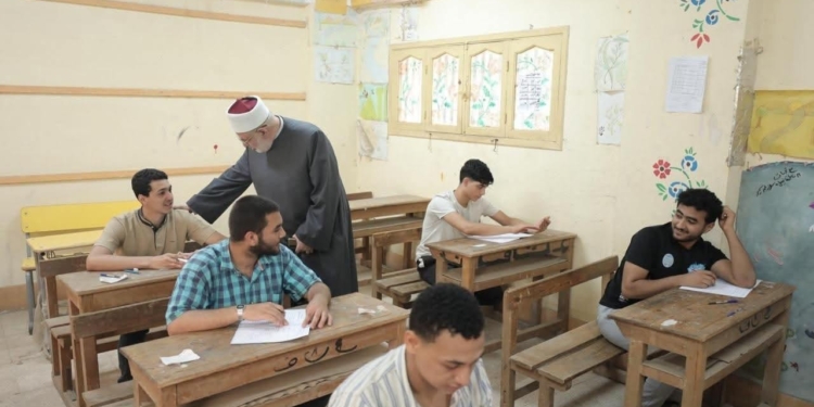 قيادات الأزهر يتابعون امتحان اللغة الإنجليزية لطلاب القسم العلمي بجميع المحافظات