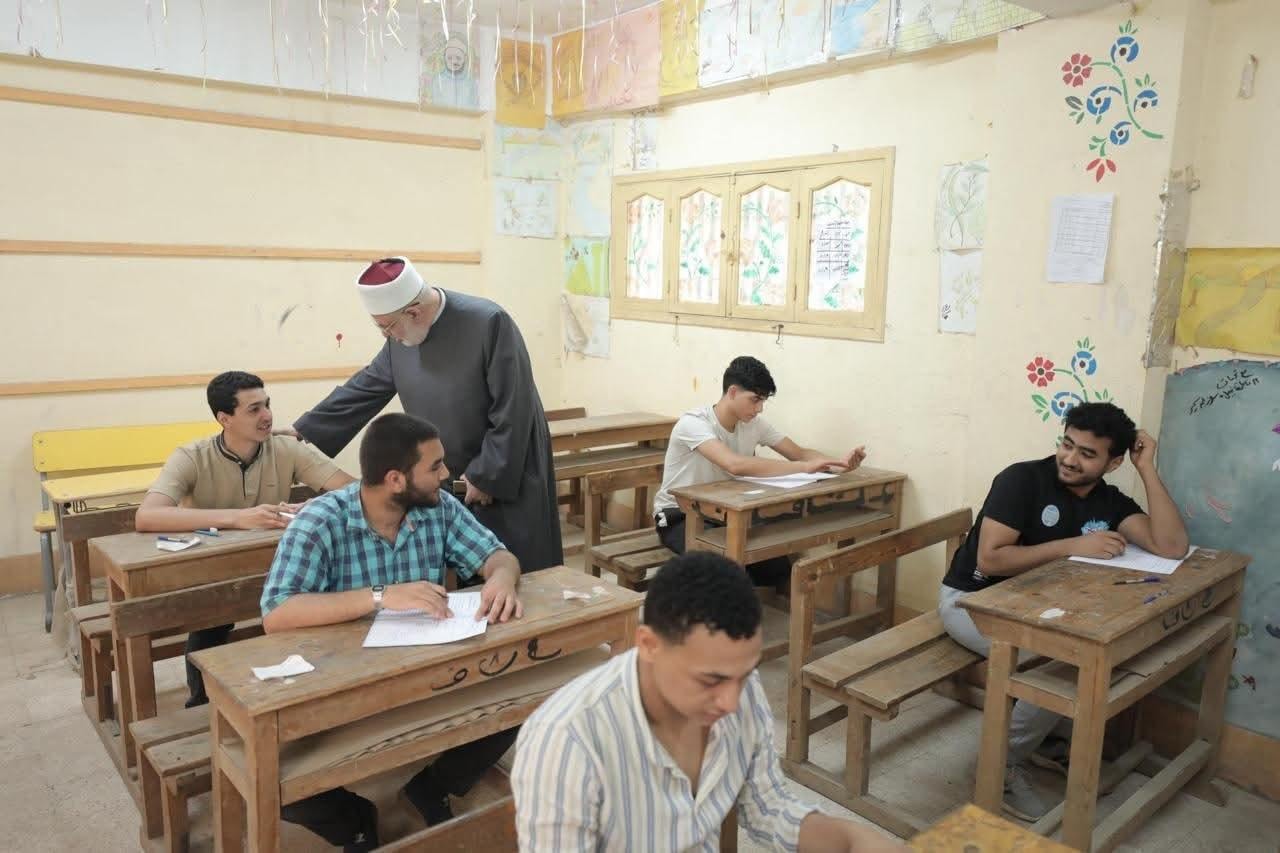 قيادات الأزهر يتابعون امتحان اللغة الإنجليزية لطلاب القسم العلمي بجميع المحافظات