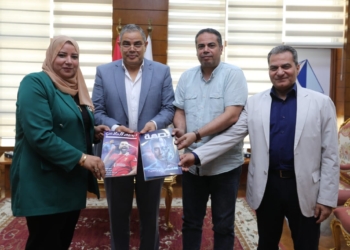 رئيس جامعة كفر الشيخ يتسلم نسخ من المشروعات التدريبية لشعبة الصحافة بقسم الإعلام كلية الآداب