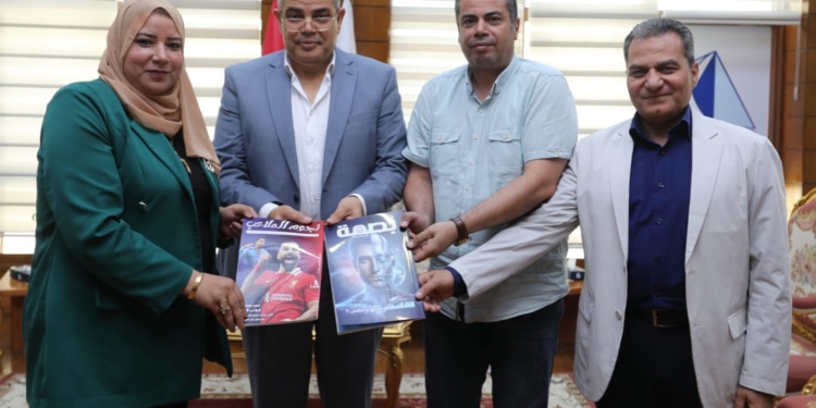 رئيس جامعة كفر الشيخ يتسلم نسخ من المشروعات التدريبية لشعبة الصحافة بقسم الإعلام كلية الآداب