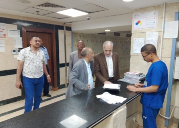 في ثاني أيام العيد.. رئيس جامعة أسوان يتفقد المستشفى الجامعي ويهنئ المرضى