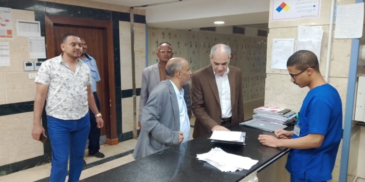 في ثاني أيام العيد.. رئيس جامعة أسوان يتفقد المستشفى الجامعي ويهنئ المرضى