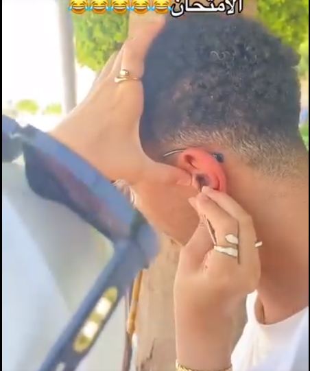 الثانوية العامة.. طالب يوثق لحظة نزع سماعة غش من أذنه "فيديو"