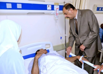 الثانوية العامة 2025.. محافظ سوهاج يطمئن المعلمين المصابين بحادث الميكروباص