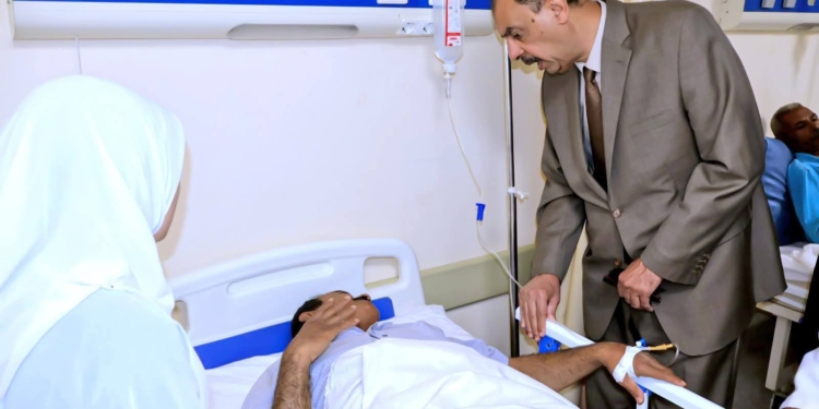 الثانوية العامة 2025.. محافظ سوهاج يطمئن المعلمين المصابين بحادث الميكروباص