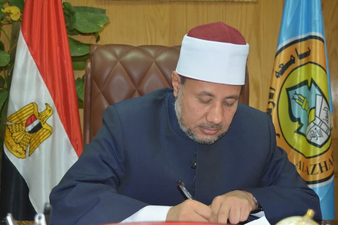 نائب رئيس جامعة الأزهر يحيل أستاذا وطالبا بإحدى كليات الفرع بأسيوط للتحقيق 