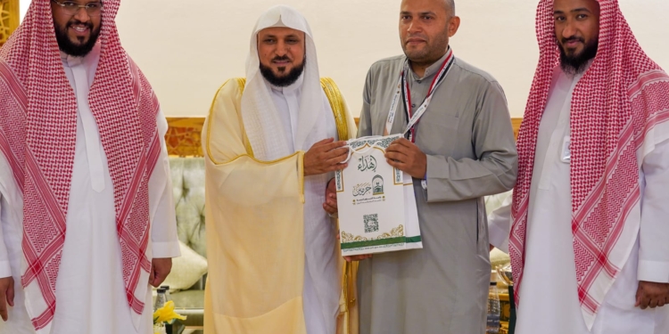 رئيس جامعة الأزهر يهنئ د. حمادة خطاب لفوزه بمسابقة القرآن الكريم لحجاج بيت الله