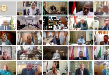 أعلنت النيابة الإدارية، أنها تستعد لاستقبال شكاوي امتحانات الثانوية العامة 2025 المقرر انطلاقها غدا الأحد، وذلك بالتزامن مع انطلاق امتحانات إتمام شهادة الثانوية العامة للعام الدراسي الحالي، معربه  عن خالص التمنيات بالنجاح والتوفيق للطالبات والطلاب المتقدمين للامتحانات. الثانوية العامة 2025.. "النيابة الإدارية" تخصص قنوات لاستقبال شكاوي الامتحانات وإيمانًا من النيابة الإدارية بدورها الدستوري والقانوني، وحرصها الدائم على صون وحماية حقوق طلبة المدارس، وضمان إجراء الامتحانات في بيئة آمنة ومنضبطة تكفل تكافؤ الفرص؛ فإن النيابة الإدارية تتلقى الشكاوى المتعلقة بمخالفات سير الامتحانات، أو ما من شأنه التأثير على انتظامها أو الإخلال بالانضباط الواجب توافره داخل اللجان، من خلال وسائل التواصل التالية: الخط الساخن: ١٦١١٧ - طوال أيام الأسبوع خلال أوقات العمل الرسمية من الساعة التاسعة صباحاً حتى الساعة الثالثة عصراً. البريد الإلكتروني: SHAKWA@AP.GOV.EG WhatsApp : ٠١٠٥٠٦٠١٨٨٨ الرسائل التفاعلية القصيرة: ١٤١١ قناة النيابة الإدارية عبر تطبيق Telegram: ١٤١١ تطبيق "منظومة الشكاوى وقياس الأداء" المتاح على كافة متاجر أنظمة تشغيل الهواتف المحمولة.   كما تتلقى النيابة الإدارية الشكاوى المتعلقة بأي تجاوزات تمس كرامة الطالبات والطلاب أو انتهاكات تخالف القواعد المنظمة لضوابط إجراءات تفتيش الطلبة والطالبات المعتمدة من وزارة التربية والتعليم والتعليم الفني، وذلك من خلال وحدة شئون المرأة وحقوق الإنسان وذوي الإعاقة، عبر آليات تلقي الشكاوى المعتادة أو من خلال البريد الإلكتروني: fem@ap.gov.eg، أو عبر تطبيق "WhatsApp" الخاص بالوحدة على الرقم: ٠١٥٠١٠٠٠٨٨٤ الثانوية العامة 2025.. "النيابة الإدارية" تخصص قنوات لاستقبال شكاوي الامتحانات