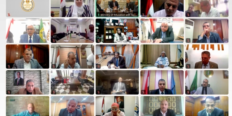 أعلنت النيابة الإدارية، أنها تستعد لاستقبال شكاوي امتحانات الثانوية العامة 2025 المقرر انطلاقها غدا الأحد، وذلك بالتزامن مع انطلاق امتحانات إتمام شهادة الثانوية العامة للعام الدراسي الحالي، معربه  عن خالص التمنيات بالنجاح والتوفيق للطالبات والطلاب المتقدمين للامتحانات. الثانوية العامة 2025.. "النيابة الإدارية" تخصص قنوات لاستقبال شكاوي الامتحانات وإيمانًا من النيابة الإدارية بدورها الدستوري والقانوني، وحرصها الدائم على صون وحماية حقوق طلبة المدارس، وضمان إجراء الامتحانات في بيئة آمنة ومنضبطة تكفل تكافؤ الفرص؛ فإن النيابة الإدارية تتلقى الشكاوى المتعلقة بمخالفات سير الامتحانات، أو ما من شأنه التأثير على انتظامها أو الإخلال بالانضباط الواجب توافره داخل اللجان، من خلال وسائل التواصل التالية: الخط الساخن: ١٦١١٧ - طوال أيام الأسبوع خلال أوقات العمل الرسمية من الساعة التاسعة صباحاً حتى الساعة الثالثة عصراً. البريد الإلكتروني: SHAKWA@AP.GOV.EG WhatsApp : ٠١٠٥٠٦٠١٨٨٨ الرسائل التفاعلية القصيرة: ١٤١١ قناة النيابة الإدارية عبر تطبيق Telegram: ١٤١١ تطبيق "منظومة الشكاوى وقياس الأداء" المتاح على كافة متاجر أنظمة تشغيل الهواتف المحمولة.   كما تتلقى النيابة الإدارية الشكاوى المتعلقة بأي تجاوزات تمس كرامة الطالبات والطلاب أو انتهاكات تخالف القواعد المنظمة لضوابط إجراءات تفتيش الطلبة والطالبات المعتمدة من وزارة التربية والتعليم والتعليم الفني، وذلك من خلال وحدة شئون المرأة وحقوق الإنسان وذوي الإعاقة، عبر آليات تلقي الشكاوى المعتادة أو من خلال البريد الإلكتروني: fem@ap.gov.eg، أو عبر تطبيق "WhatsApp" الخاص بالوحدة على الرقم: ٠١٥٠١٠٠٠٨٨٤ الثانوية العامة 2025.. "النيابة الإدارية" تخصص قنوات لاستقبال شكاوي الامتحانات