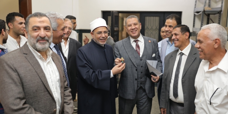 رئيس جامعة الأزهر يهنئ منسوبي الجامعة بعيد الأضحى المبارك عقب عودته من أداء فريضة الحج