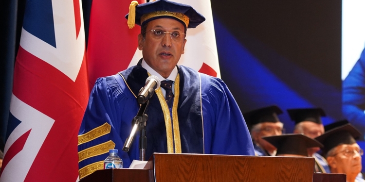 رئيس الجامعة البريطانية في مصر يحصل على وسام شرف ملكي من بريطانيا