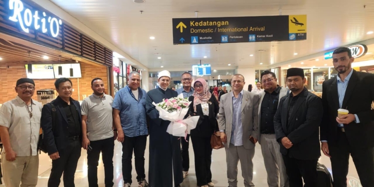 قيادات جامعة السلطان أجونج بإندونيسيا يستقبلون رئيس جامعة الأزهر والوفد المرافق له