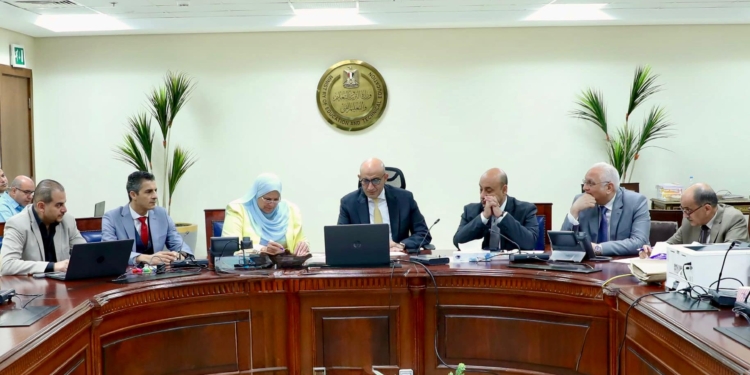 امتحانات الدبلومات الفنية.. "عبداللطيف" يوجه بتذليل أي عقبات وحل المشكلات أولًا بأول