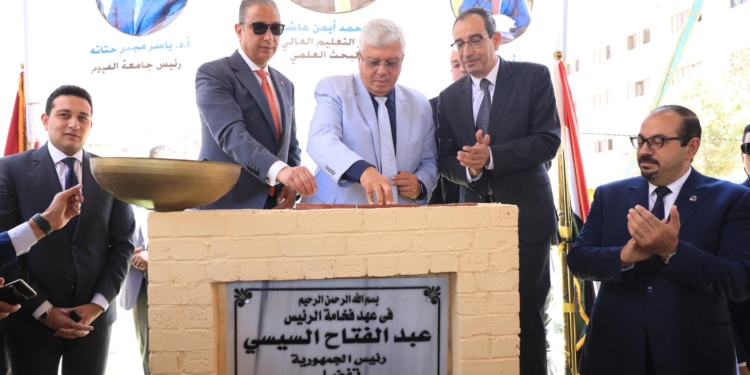 بتكلفة نصف مليار جنيه.. وضع حجر الأساس لمركز علاج الأورام بجامعة الفيوم