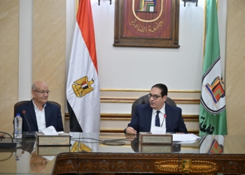 رئيس جامعة القاهرة مع رئيسها السابق د على عبد الرحمن