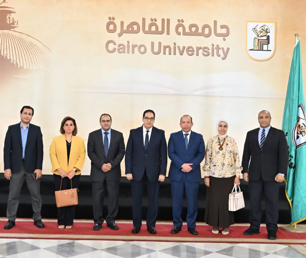 رئيس جامعة القاهرة مع اللجنة العلمية بقصر العينى
