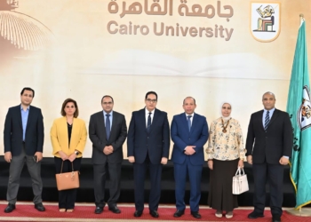 رئيس جامعة القاهرة مع اللجنة العلمية بقصر العينى