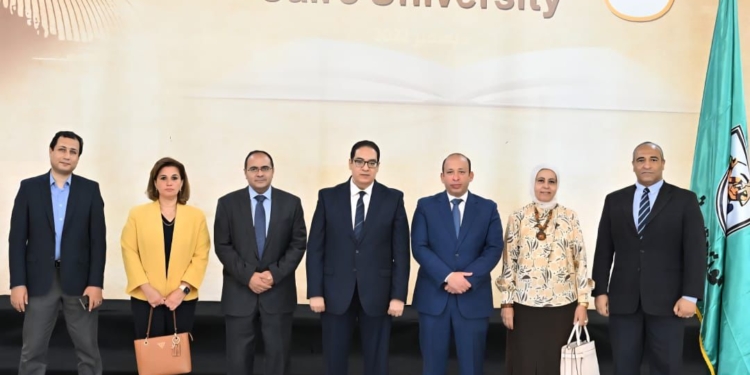 رئيس جامعة القاهرة مع اللجنة العلمية بقصر العينى