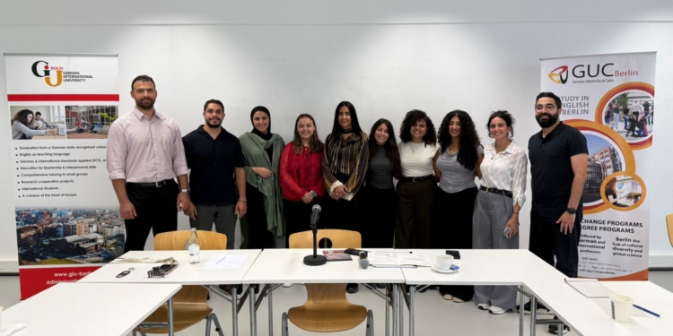 فريق هوية مصر بالجامعة الألمانية بالقاهرة يضع اللمسات النهائية لمعرض المتحف المصرى الكبير ببرلين 