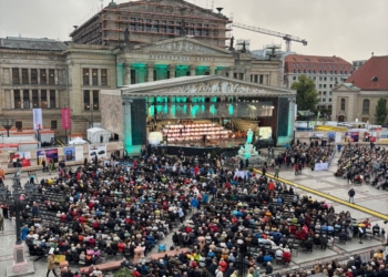 “جندارمن ماركت”… حينما تلتقي الموسيقى بالعلم في قلب برلين