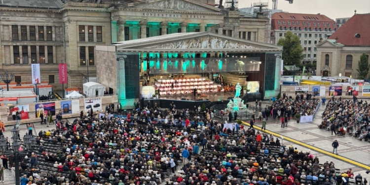 “جندارمن ماركت”… حينما تلتقي الموسيقى بالعلم في قلب برلين