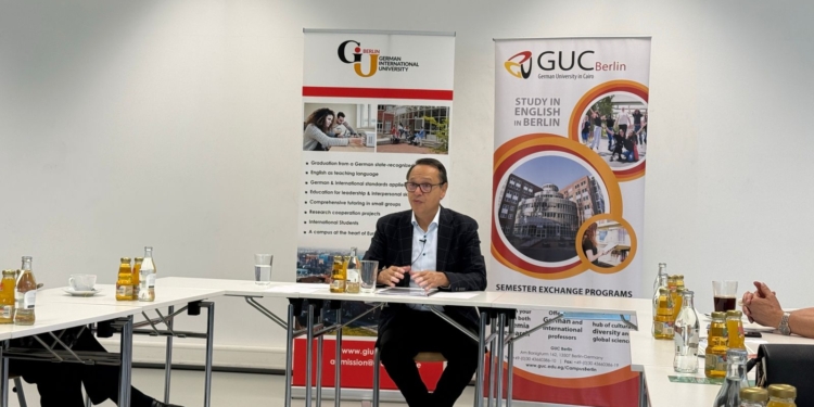 فريق هوية مصر بالجامعة الألمانية بالقاهرة يضع اللمسات النهائية لمعرض المتحف المصرى الكبير ببرلين 