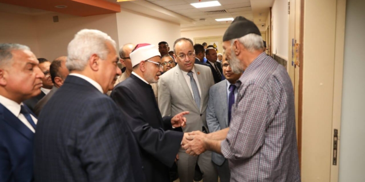 قيادات الأزهر تزور مصابي غزة في مستشفى أسيوط وتؤكد على الرعاية الشاملة