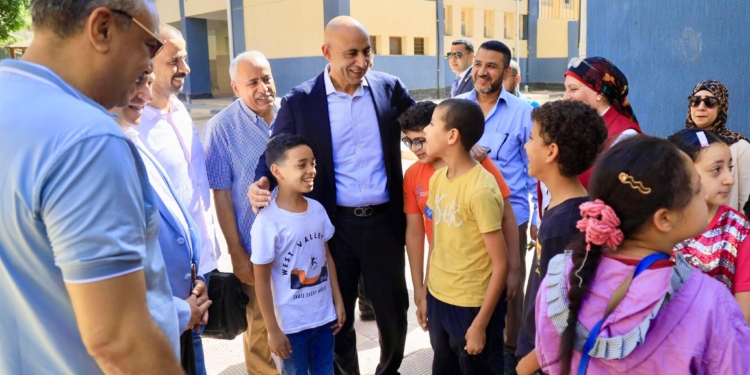 لإنهاء الفترتين.. “عبداللطيف” يتفقد مواقع إنشائية لـ المدارس الجديدة بالمرج