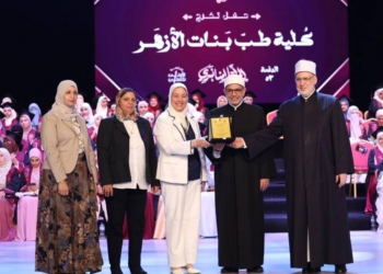 عميدة طب بنات الأزهر تشيد بجهود قيادات الأزهر في حفل تخرج الدفعة 53