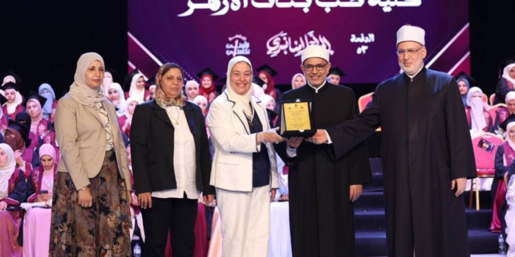 عميدة طب بنات الأزهر تشيد بجهود قيادات الأزهر في حفل تخرج الدفعة 53